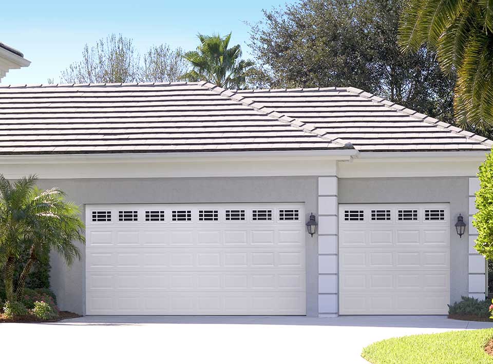 https://www.amarr.com/content/dam/amarr/com/us/en/images/residential-garage-doors/traditional-h-short-panel-glazed-true-white-steel-double-and-single-garage-door-21.jpg